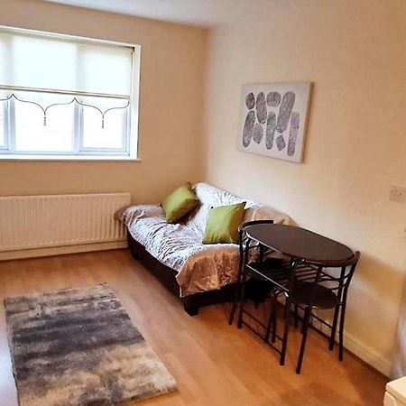 Pinfold Court Apartments Knowsley Bagian luar foto