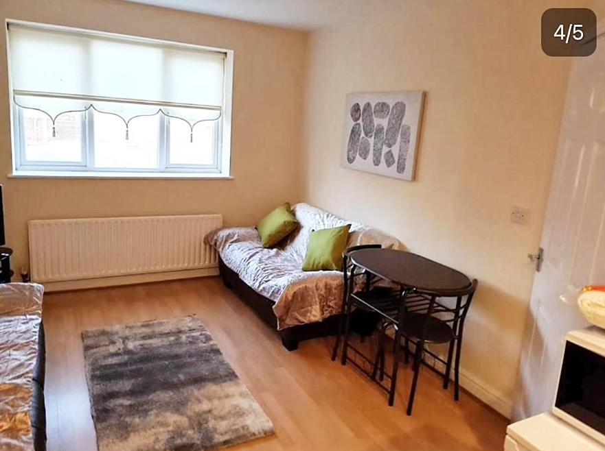 Pinfold Court Apartments Knowsley Bagian luar foto