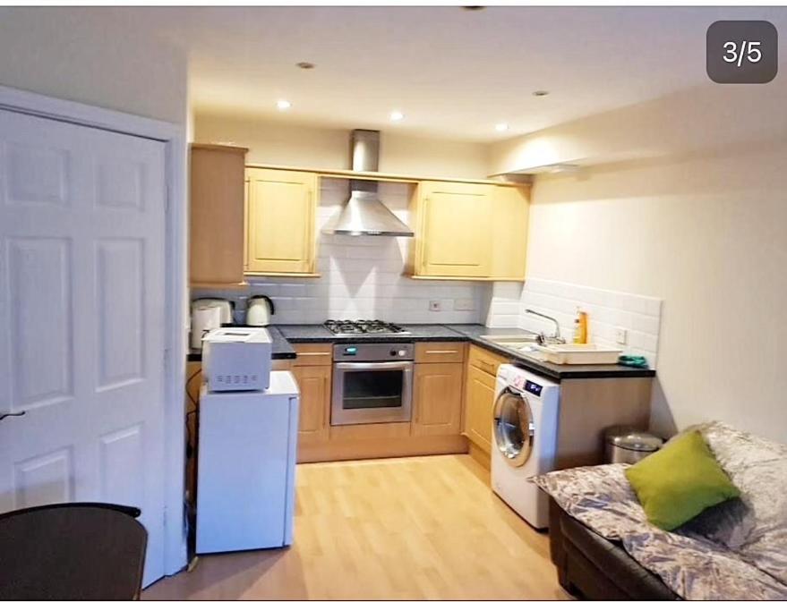 Pinfold Court Apartments Knowsley Bagian luar foto