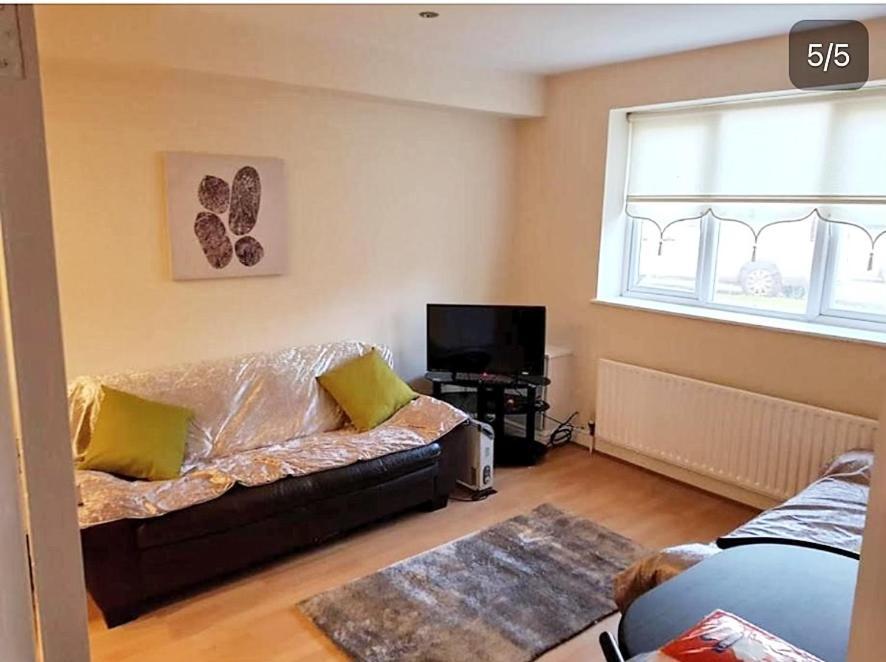 Pinfold Court Apartments Knowsley Bagian luar foto